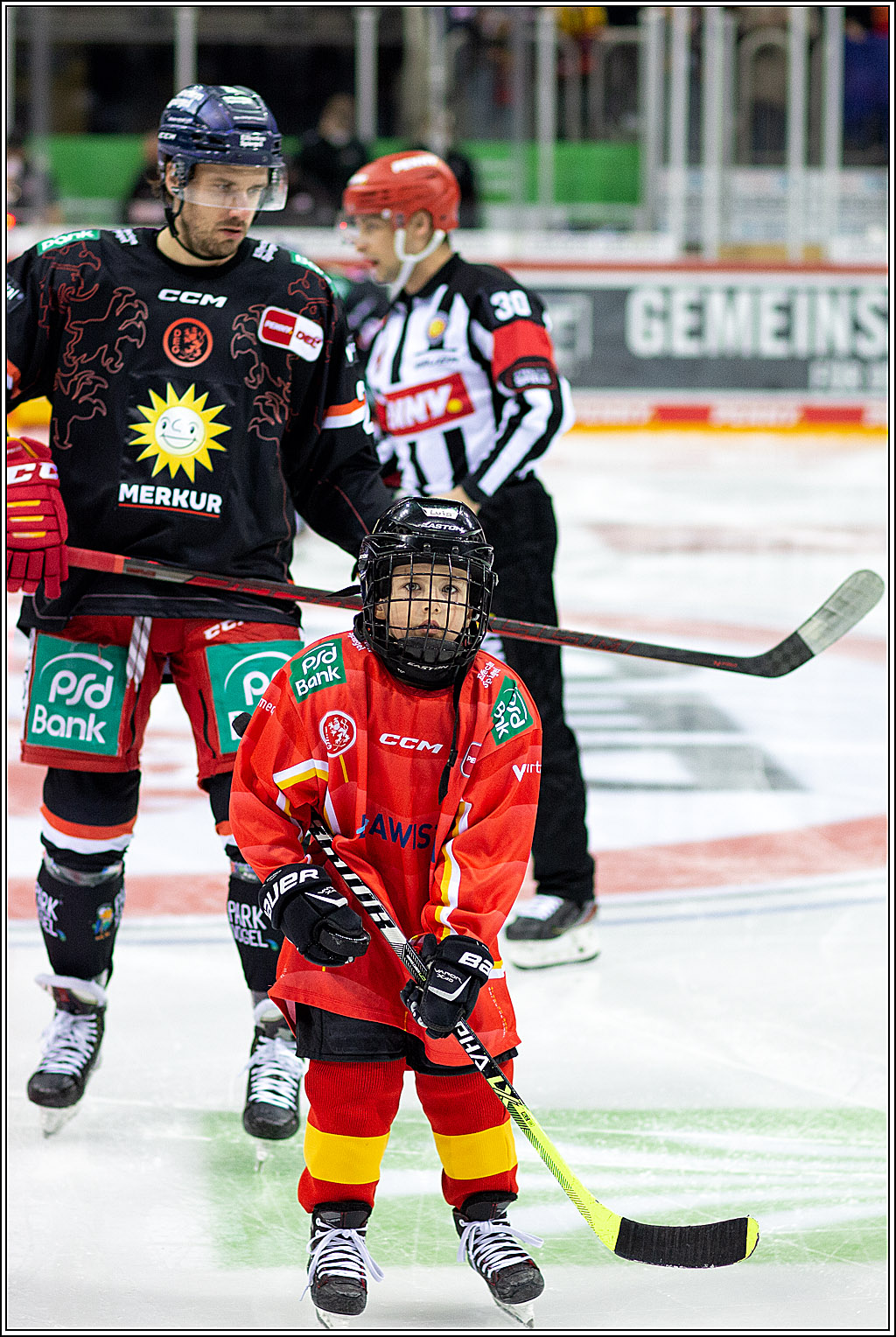 PENNY DEL Viertelfinale 4. Spiel; Duesseldorfer EG - Red Bull Muenchen; Duesseldorf, 16.04.2022